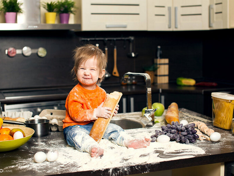 Приготовление еды детьми. Кухня для детей. Малыш на кухне. Детская фотосессия на кухне. Фотосессия на кухне с малышом.
